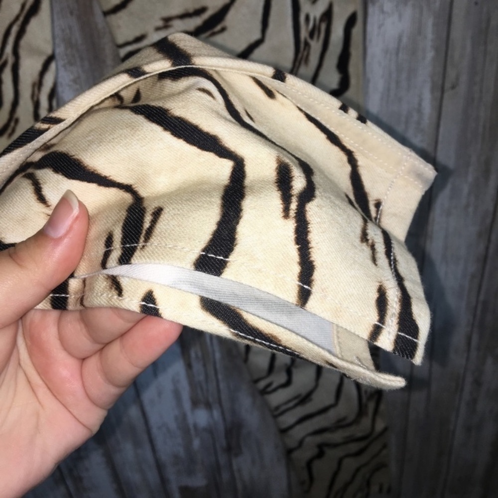 NWT WeWoreWhat Zebra Print Slit Hem Straight Leg Jeans Cream Black Size 26 - Picture 6 of 10